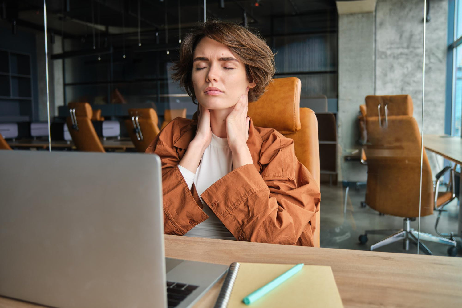 Ursachen von Nackenschmerzen im Büro und wie Sie diese vermeiden