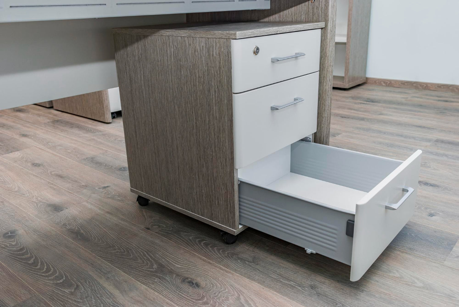 Abschließbare Rollcontainer und variable Büromöbel: unterschätzt und unerlässlich im Büroalltag