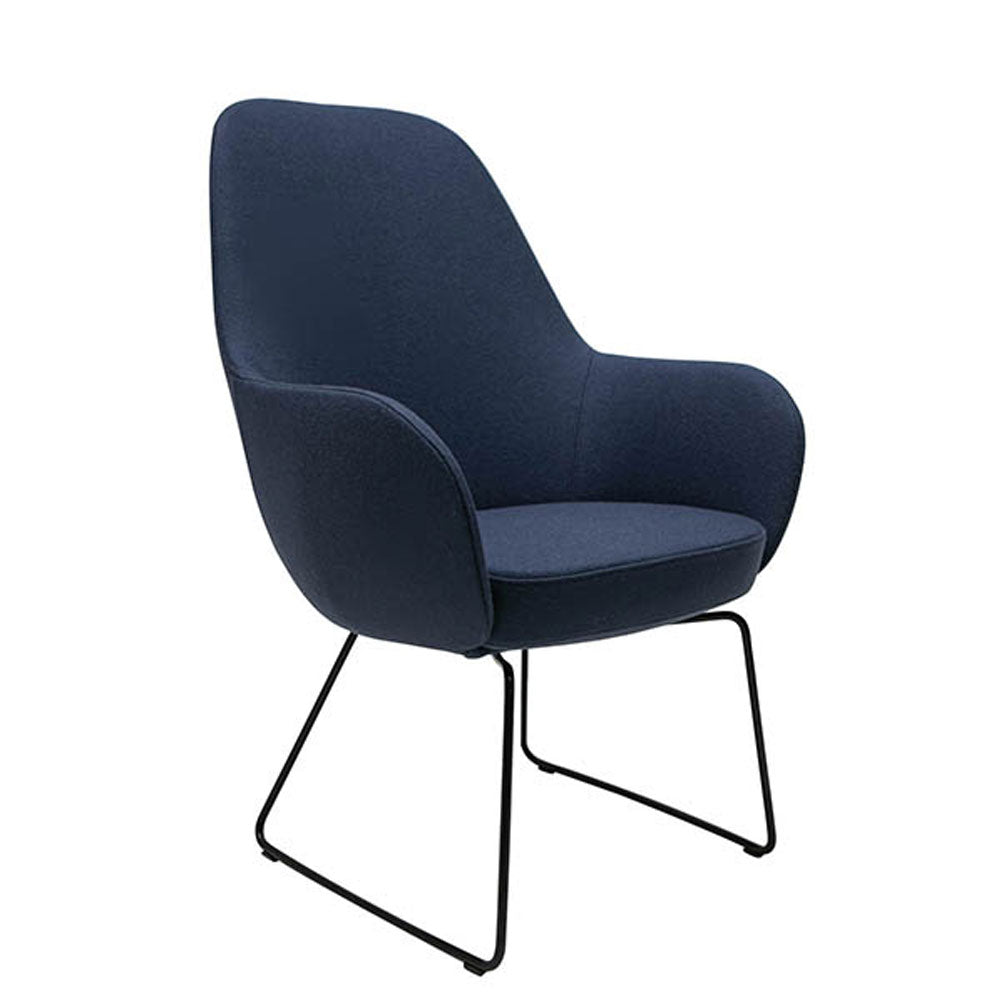 Objektsofa B1 nach DIN 66084 – ideal für Wartebereiche in öffentlichen Einrichtungen