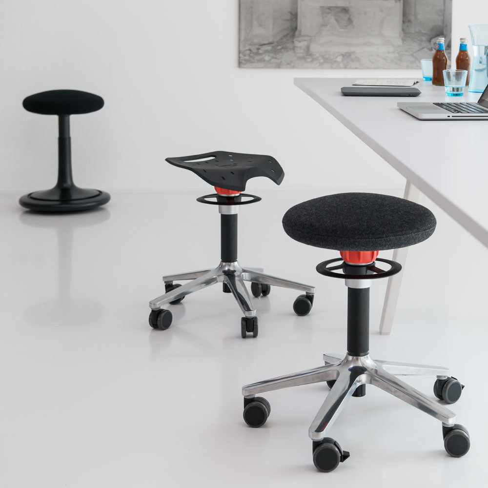 KÖHL ONGO Roll Sattel | Polster Stoff | Schwarz Alu | ergonomischer Sitzhocker | Arbeitshocker | Sattelhocker