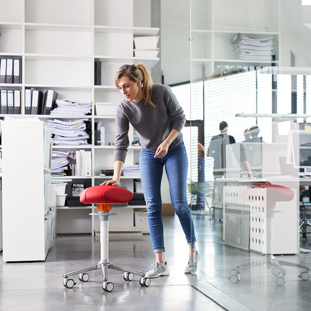 KÖHL ONGO Roll Triangel | Kunstleder | Weiß Alu | ergonomischer Sitzhocker | Arbeitshocker