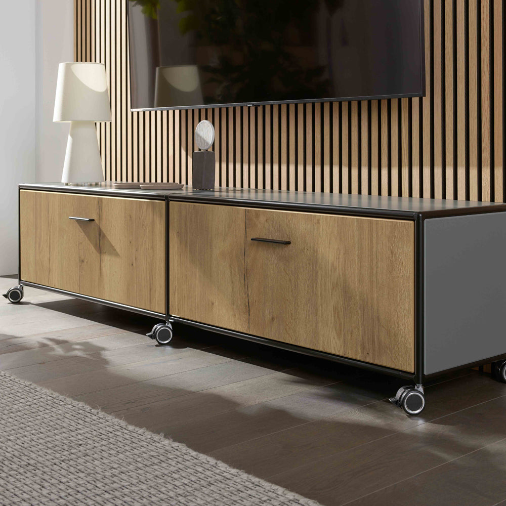 Dim Gray BOSSE SOLUTIONS TV-Board | Basaltgrau | Halifax | Black Edition | Jetzt auf Rechnung kaufen Bosse-design-bueromoebelplus-einrichtung-farbe-lack-metall-chrom-madeingermany-guenstig-tv-board-eiche-halifax-grau-interior.jpg