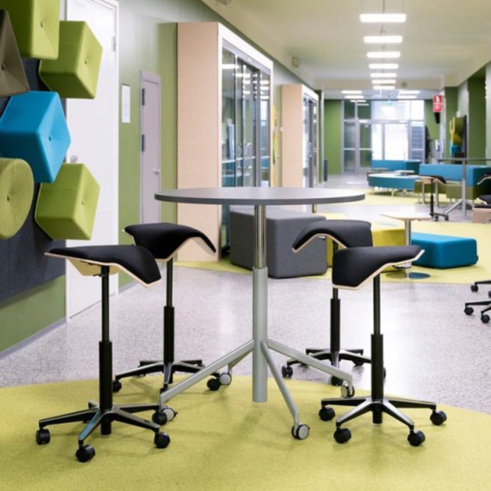 myKolme ILOA One Black | Hocker Rollhocker | Sattelhocker | Gestell Schwarz | Made in Finnland - Büromöbel Plus