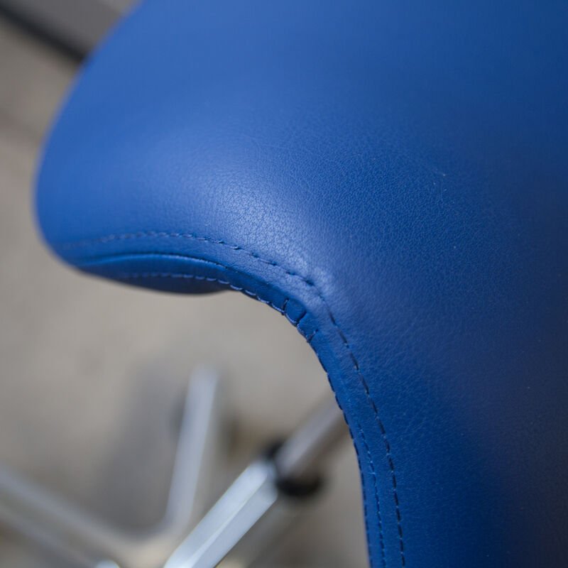 Stehhilfe - Ergonomischer Pendelhocker Lento Sella / Sattelsitz / Stehhocker für einen gesunden Rücken - Kunstleder Antibakteriell - Büromöbel Plus