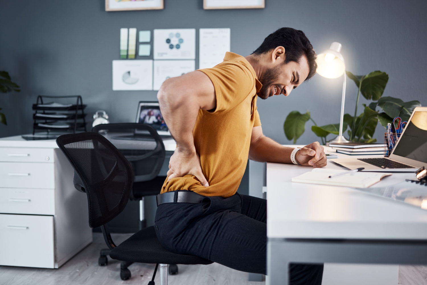 Die besten 10 Übungen gegen Rückenschmerzen im Büro