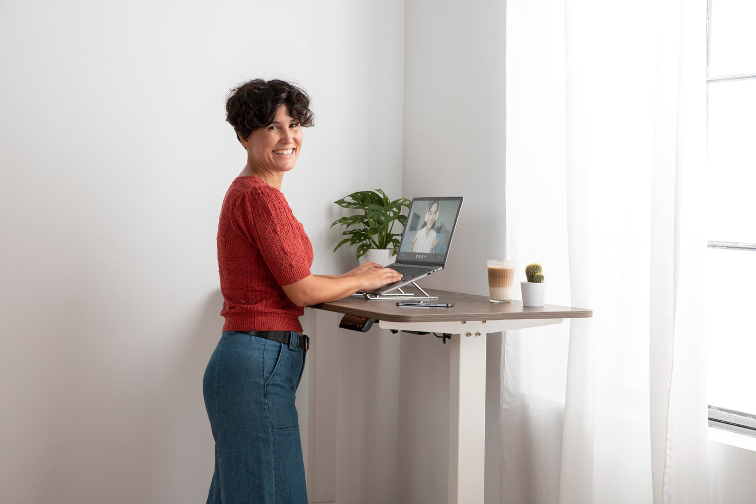 Steharbeit im Büro: Vorteile und Umsetzungstipps für das Stehen und Gehen