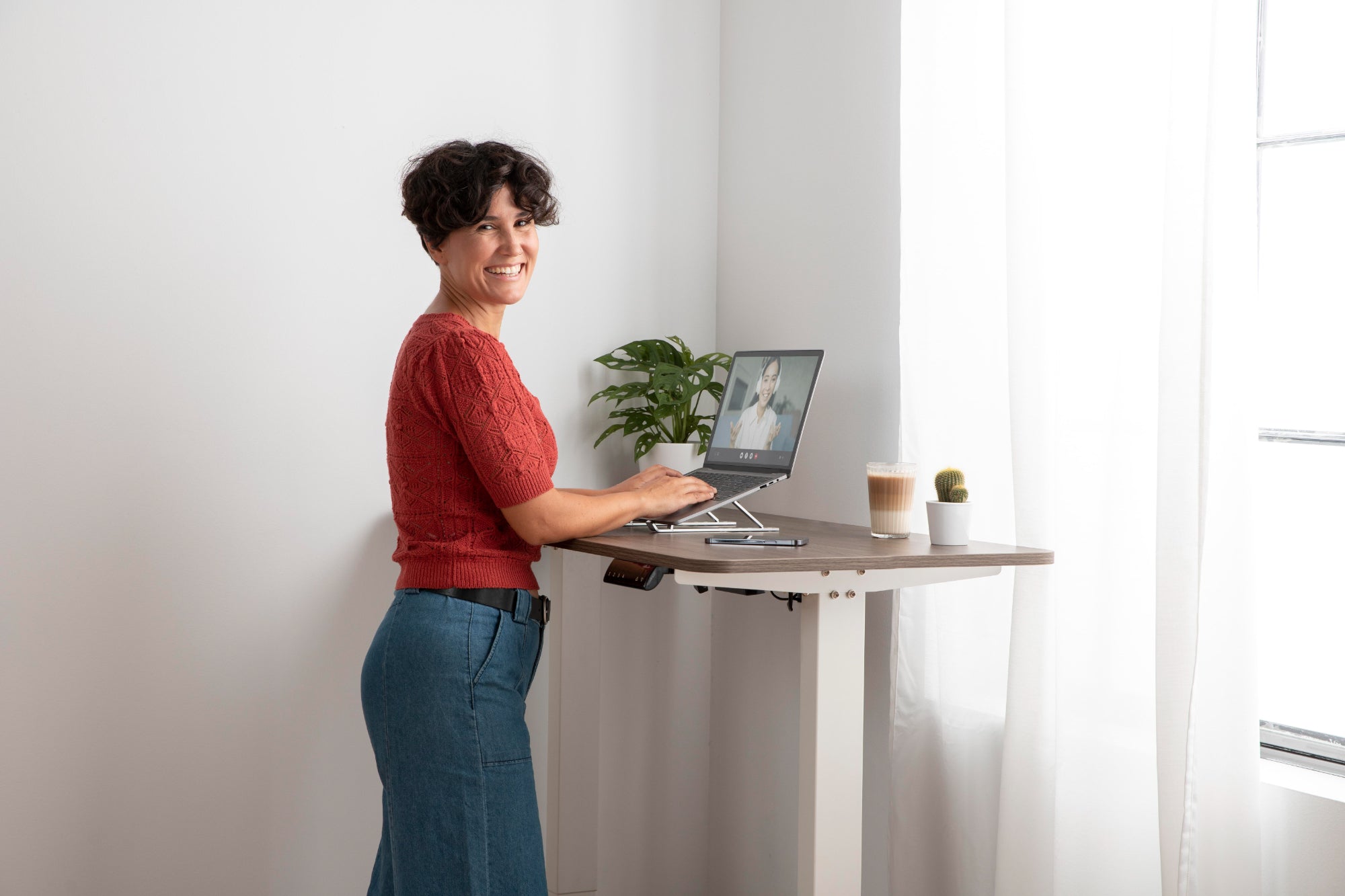 Steharbeit im Büro: Vorteile und Umsetzungstipps für das Stehen und Gehen