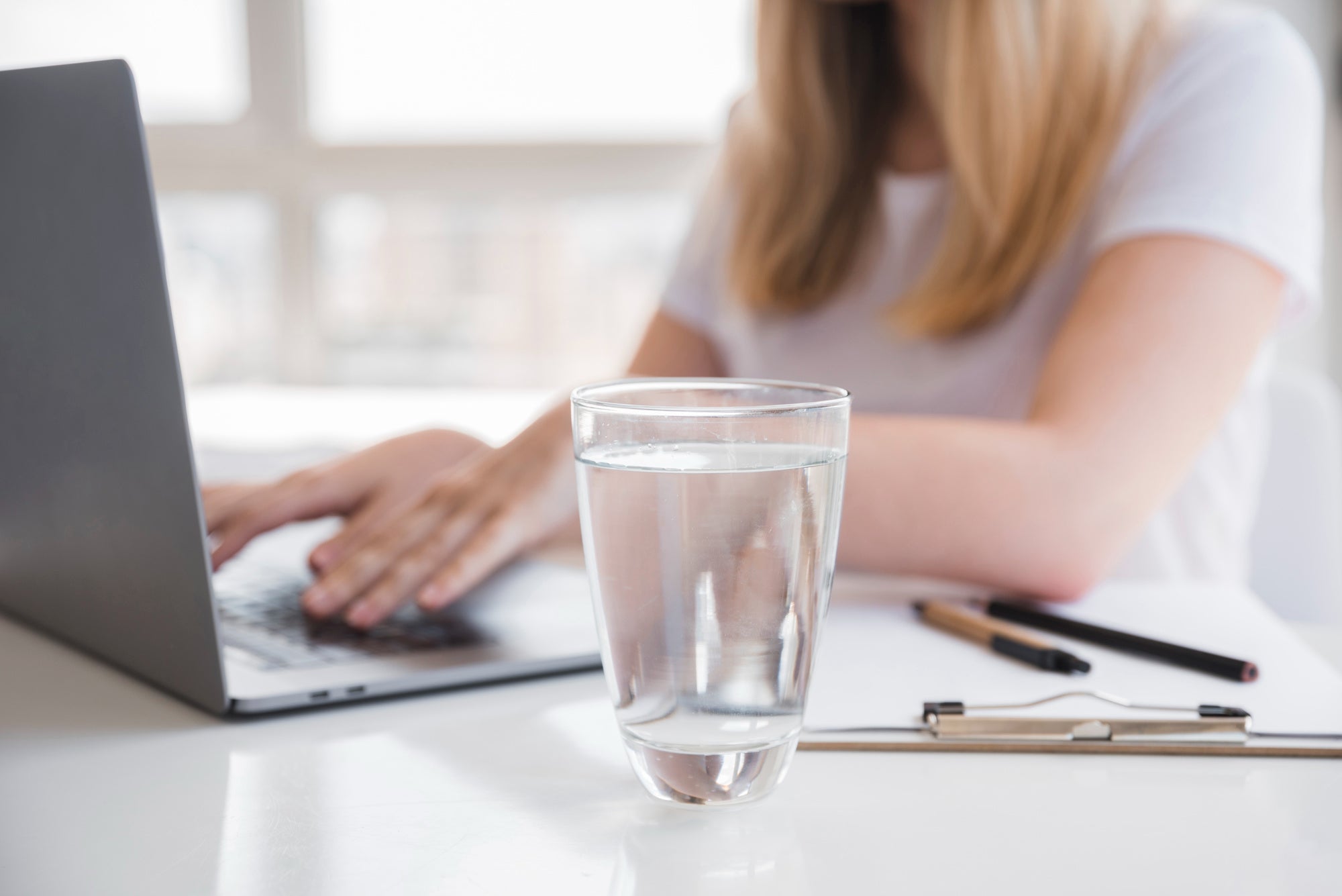 Kopfschmerzen durch Dehydration: Wie Sie im Büro genug trinken