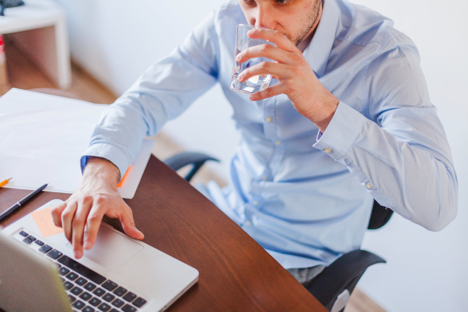 Die Bedeutung von Hydration: Warum Wassertrinken im Büro wichtig ist