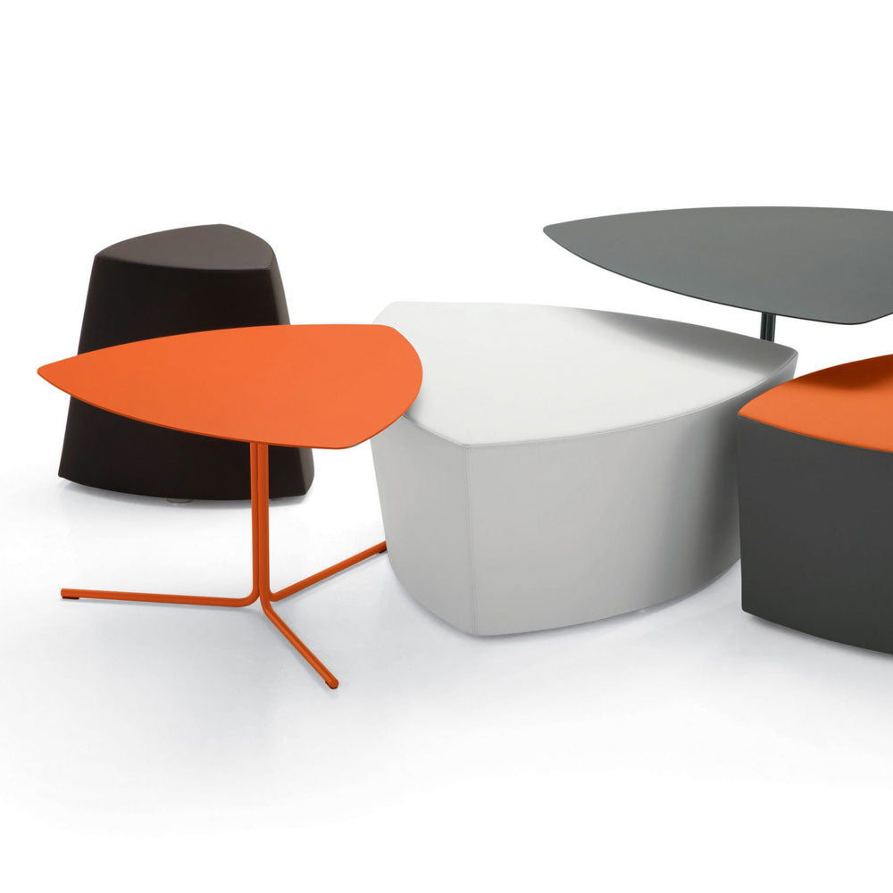 Kensho Stool von Kastel – Design-Polsterhocker & Pouf mobil für moderne Kommunikationszonen | auf Rechnung kaufen