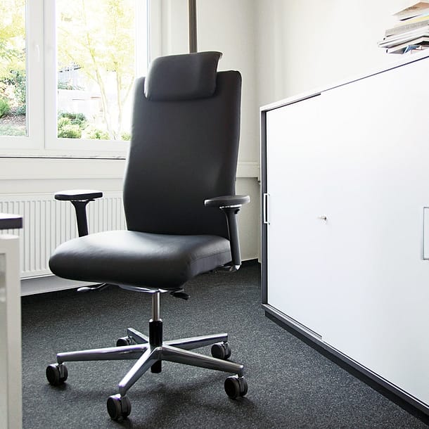 Ergonomischer Bürostuhl XL Agilis AG12 "DER ERGONOMISCHER SCHWERLASTSTUHL Bürostuhl bis 200 KG" in Leder - Optional mit Armlehnen und Gleitern / Stellfüßen - Auf Rechnung kaufen - Büromöbel Plus