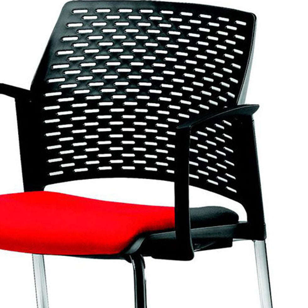 Besucherstuhl-konferenzstuhl-stapelstuhl-reihenstuhl-schwarz-armlehne-büromöbel plus-4-fuss-mit armlehnen-detail2